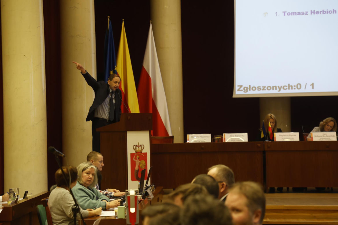 Awantura na sesji rady Warszawy o Strefę Czystego Transportu 