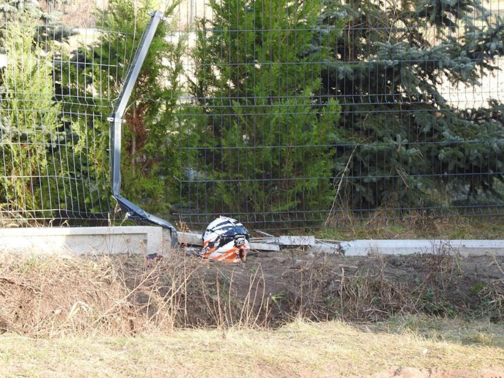 Noworoczny dramat pod Otwockiem. Motocyklista rozbił się na ogrodzeniu