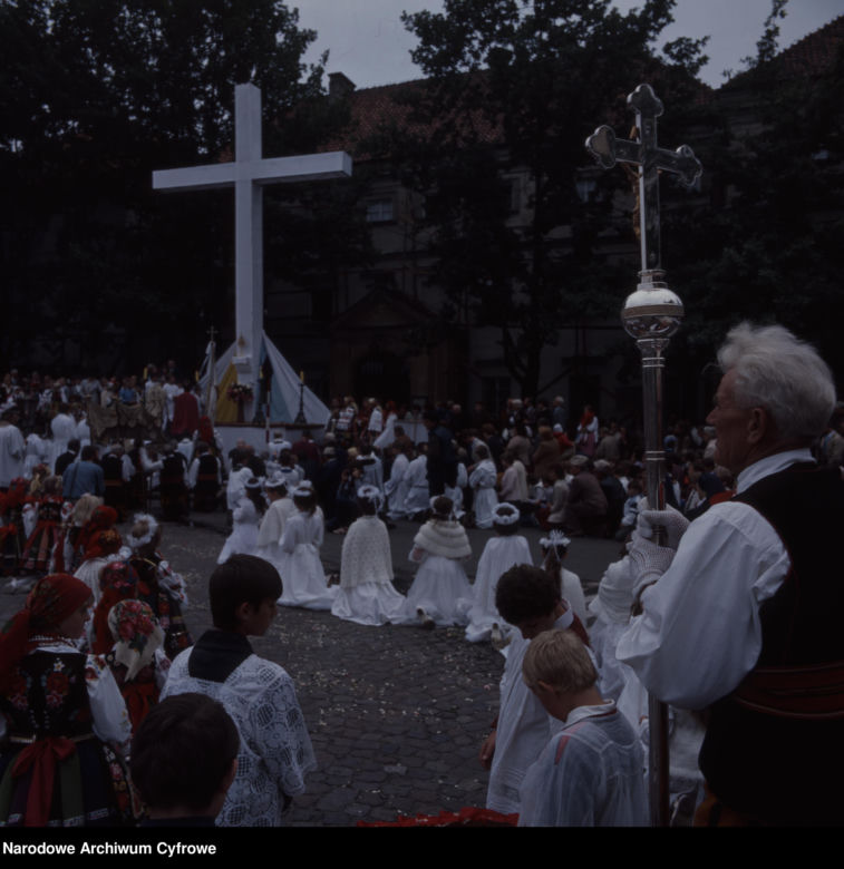 Odświętne stroje i procesja ulicami. Tak obchodzono kiedyś Boże Ciało 