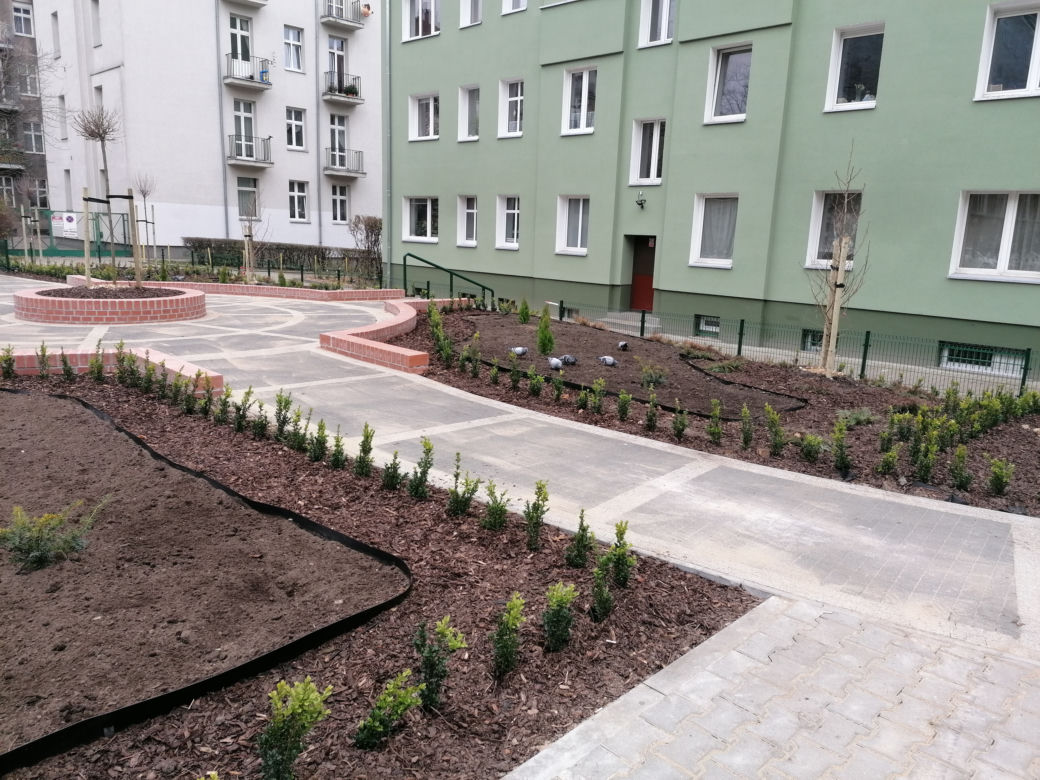 Zmodernizowane podwórko przy ul. H. Pobożnego