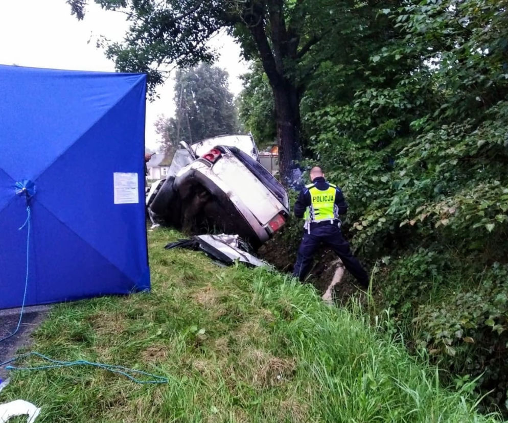 Parcewo. Młody mężczyzna nie żyje. Volkswagen uderzył w drzewo