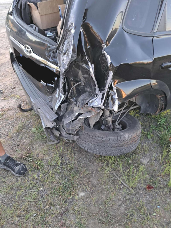 W Młynku kierowca ciągnika siodłowego z naczepą wjechał na posesję. Dwie osoby ranne