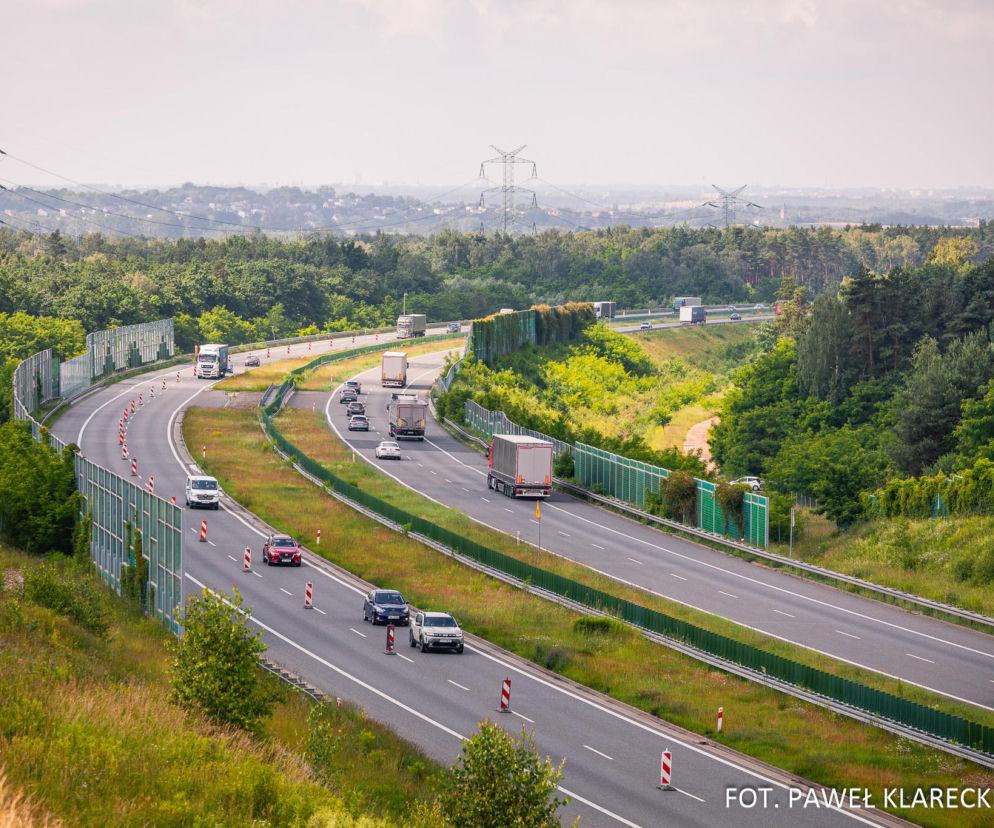 Pojazdy poruszające się po pofałdowanym odcinku autostrady A1. O planach naprawy drogi przeczytasz na Architektura.