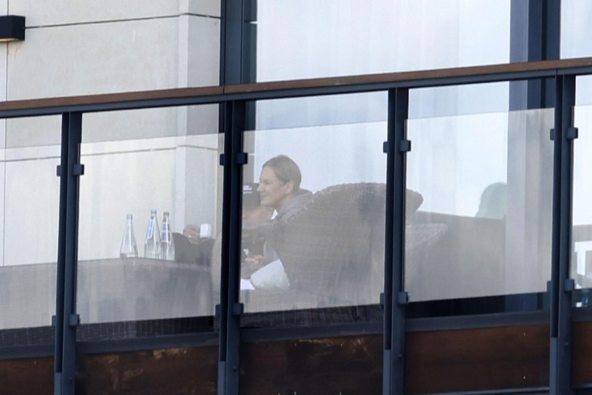 Kawa, czapka z daszkiem i dymek. Nowy prezydent przyłapany z żoną na balkonie