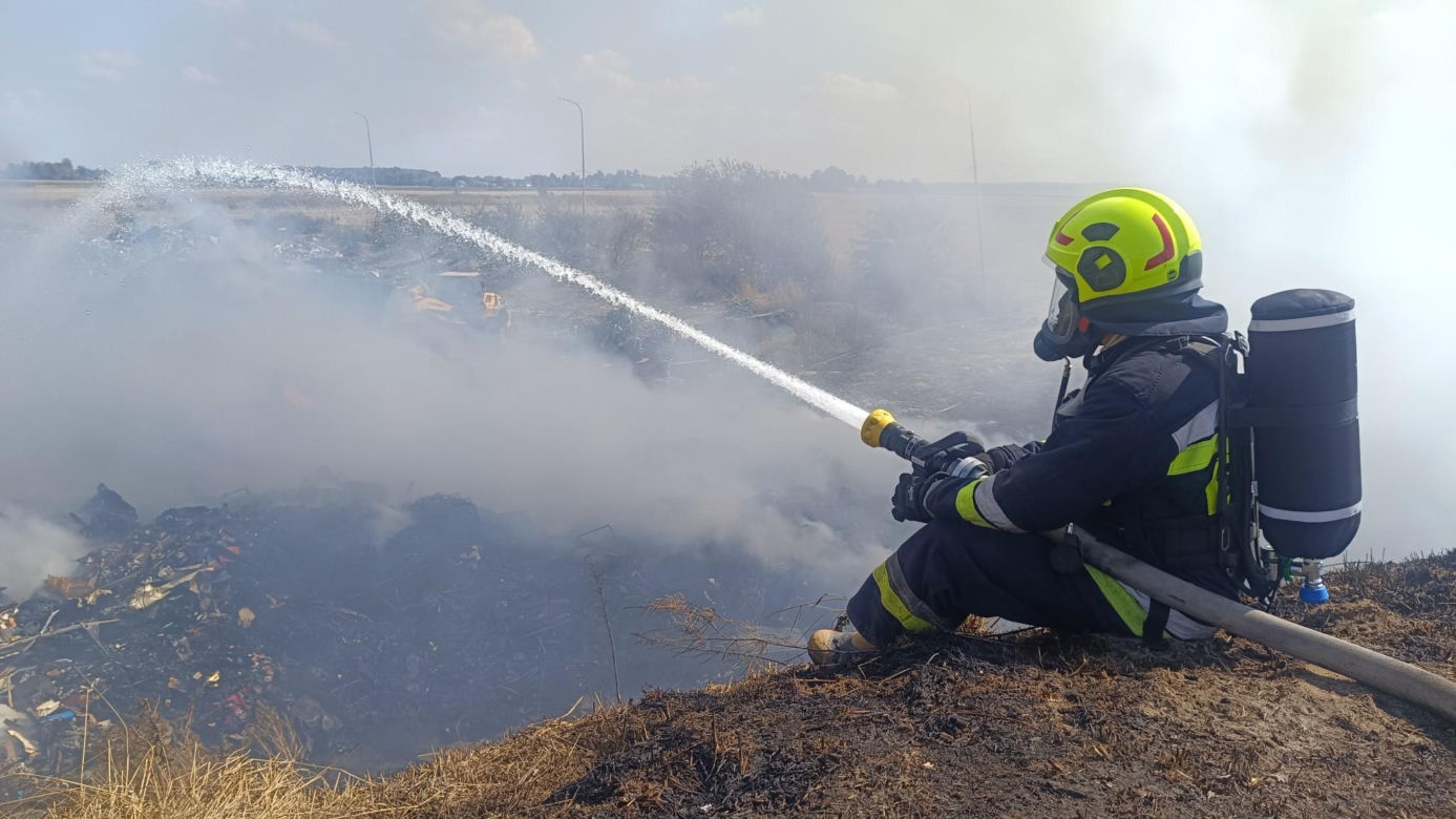 Zakończyło się dogaszanie pożaru na terenie sortowni śmieci w Bełżycach