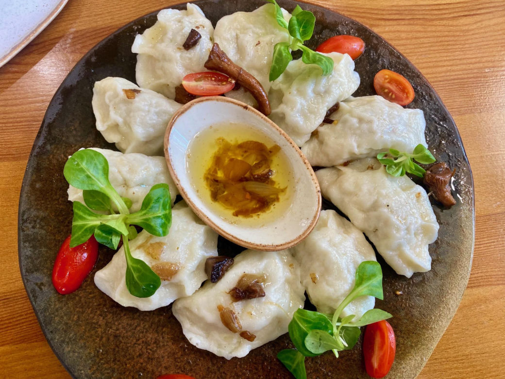 Pierogi z karpiem w restauracji w Rudzie Różanieckiej