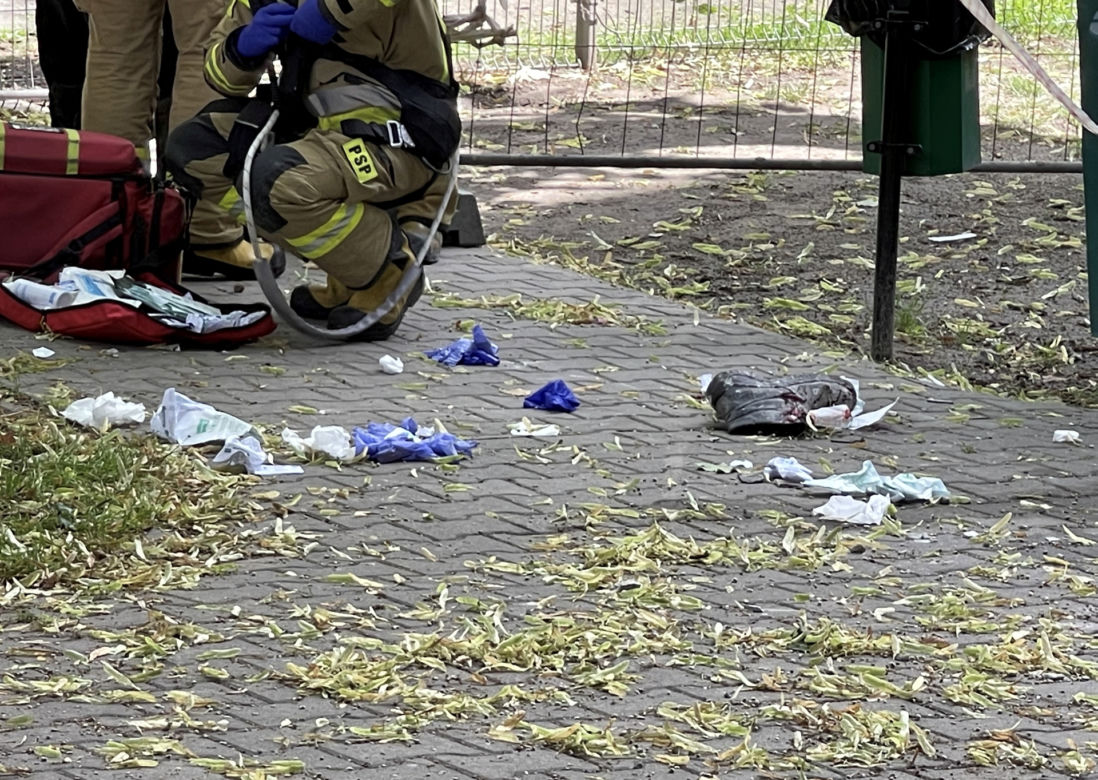 Horror na Woli. Pracownicy spadli z czwartego piętra. Winda budowlana zawisła na dwóch linach