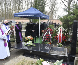 Pogrzeb Krzysztofa Kowalewskiego. Żona i córka aktora na Starych Powązkach