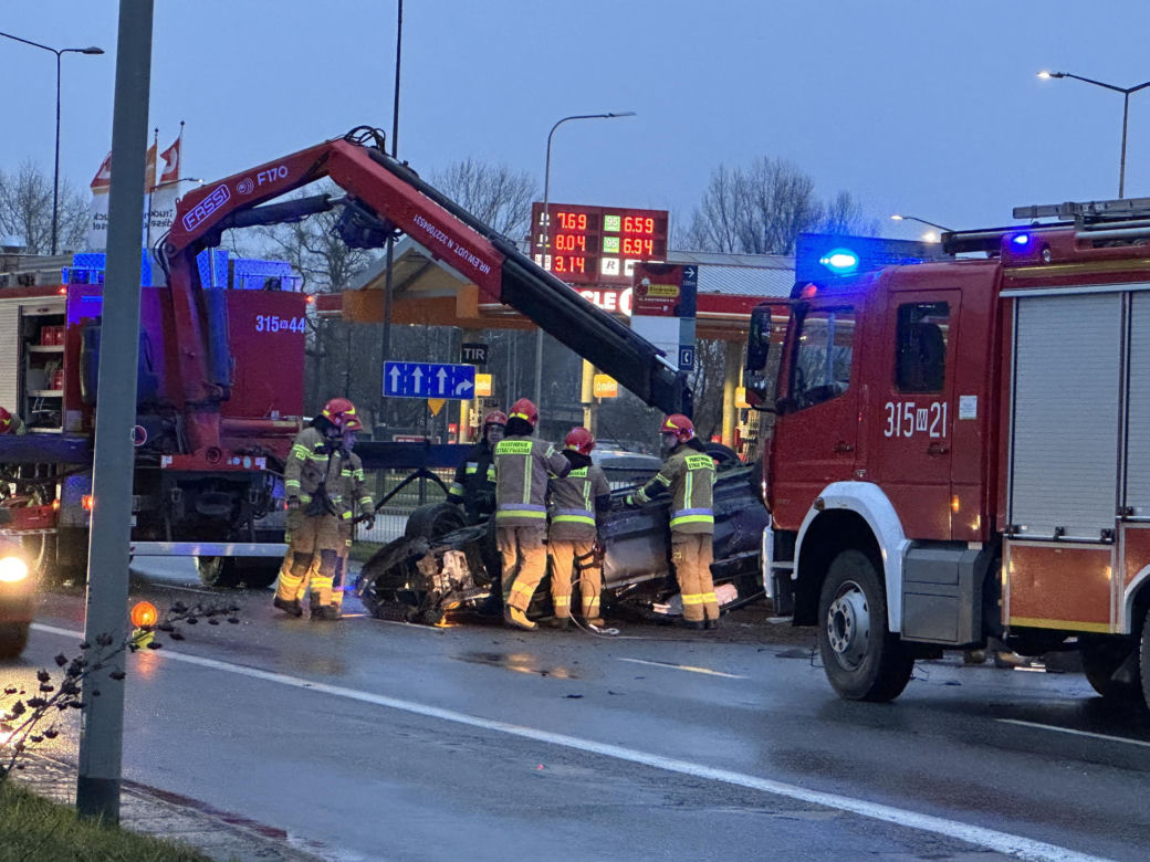 Totalnie roztrzaskał sportowego mustanga. Potworne dachowanie na Radzymińskiej