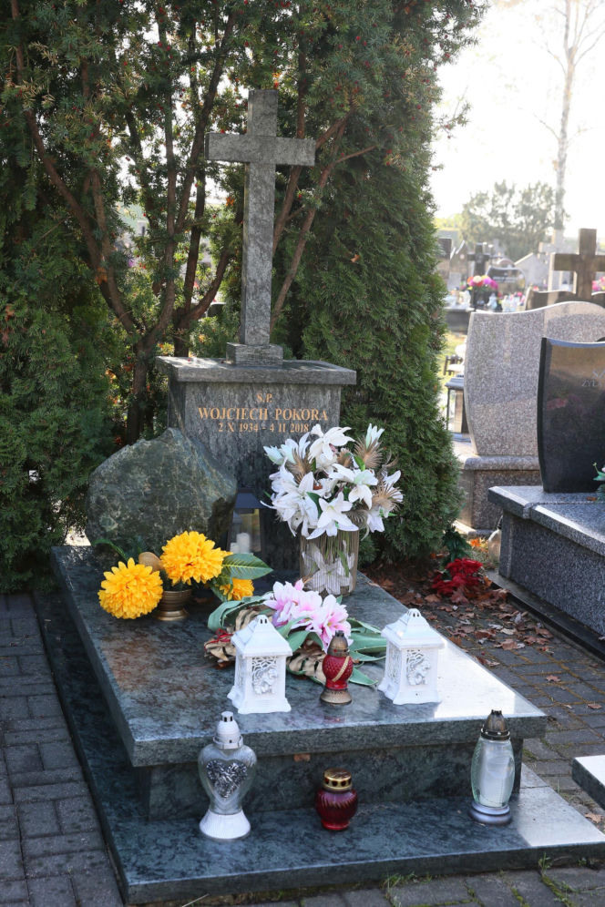 Wojciech Pokora odzywa się z zaświatów i siada z żoną w fotelu