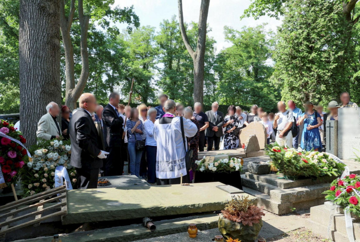 Ostatnie pożegnanie twórcy Samych swoich. Tłum gwiazd odprowadził trumnę na Powązkach