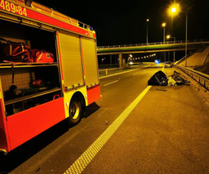 Z całym impetem wjechał w tył ciężarówki. NIE ŻYJE pasażer. Nocna makabra na S5 pod Śmiglem