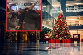 Szokujące sceny w supermarkecie Aldi. Klientki pobiły się papierem do pakowania prezentów [WIDEO]