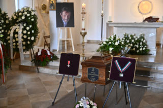 Pogrzeb Edwarda Linde-Lubaszenki. Ostatnie pożegnanie wybitnego artysty przyciągnęło wielu żałobników