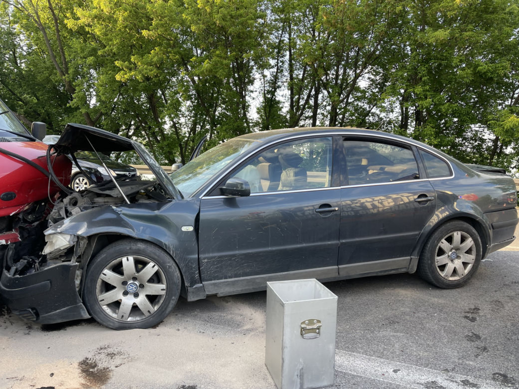  Huknął czołowo passatem w busa. Groźny wypadek w Nieporęcie