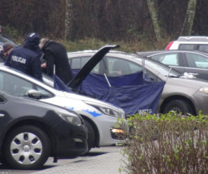 Dwie młode osoby znalezione martwe w sobotę na parkingu przy centrum handlowym w Markach
