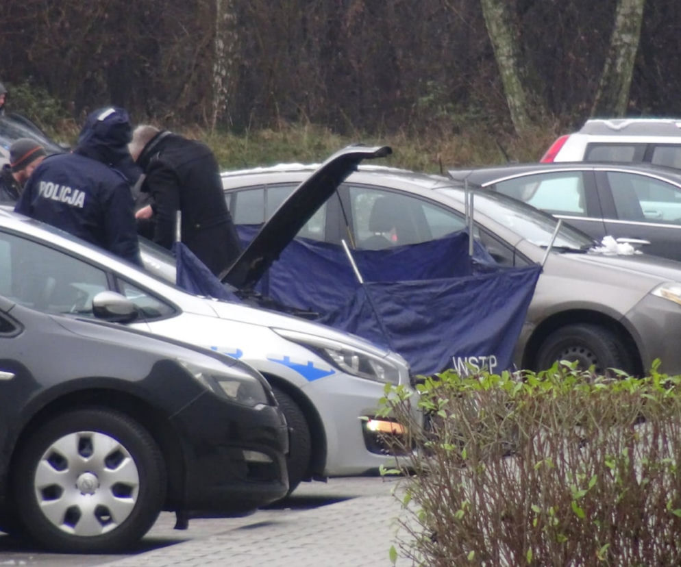 Dwie młode osoby znalezione martwe w sobotę na parkingu przy centrum handlowym w Markach