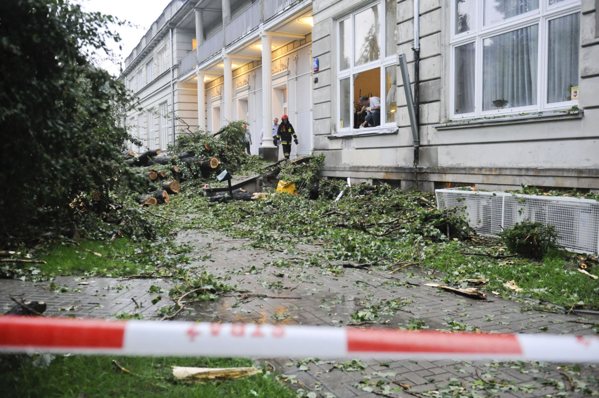 Nawałnica w WARSZAWIE: Ulice pod wodą, połamane drzewa – paraliż komunikacyjny