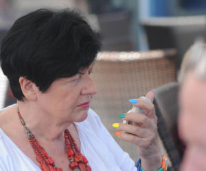 Senyszyn na plaży podrywa półnagich mężczyzn
