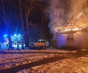 Z jej domu pod Płockiem nic nie zostało. Uratowała się z pożaru, ale straciła dorobek życia! [ZDJĘCIA]