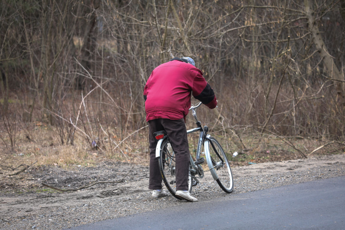 Jeździ na rowerze w okularach do pływania