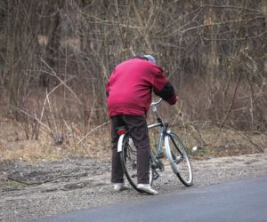 Jeździ na rowerze w okularach do pływania
