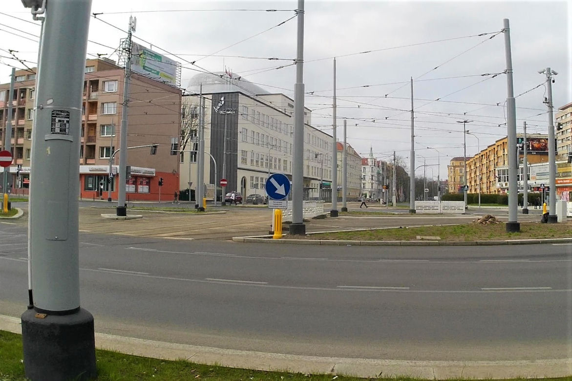 Słupy utrudniają życie pieszym na al. Wyzwolenia