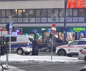 Śmigłowiec ratunkowy na placu Szembeka! Zderzenie samochodów, jeden z nich uderzył w kobietę i dziecko
