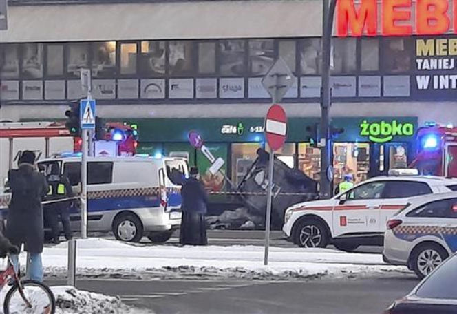 Śmigłowiec ratunkowy na placu Szembeka! Zderzenie samochodów, jeden z nich uderzył w kobietę i dziecko