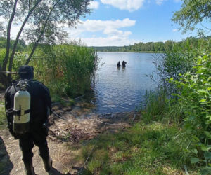 Akcja wydobycia starego mola nad zalewem Piachy