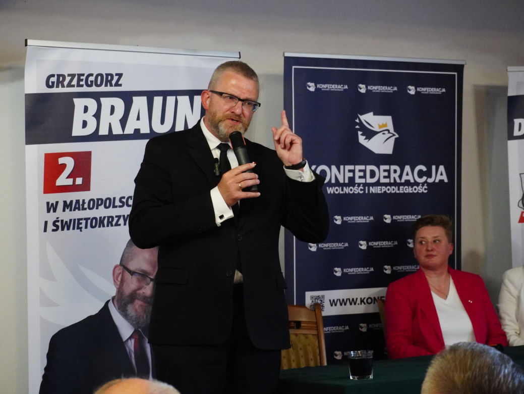 Tłumy na spotkaniu z Grzegorzem Braunem w Tarnowie. Mieszkańcy przynieśli gaśnice