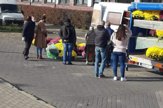 Warszawa: Wielka pomoc dla sprzedawców kwiatów na Białołęce! Jeszcze tylko do 17! [GALERIA]