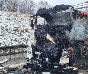 Potężne zderzenie na A4. Trzy ciężarówki rozbite, jedna spłonęła 