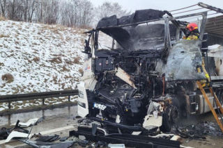 Potężne zderzenie na A4. Trzy ciężarówki rozbite, jedna spłonęła 