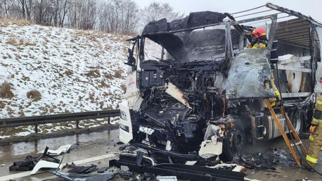 Potężne zderzenie na A4. Trzy ciężarówki rozbite, jedna spłonęła 