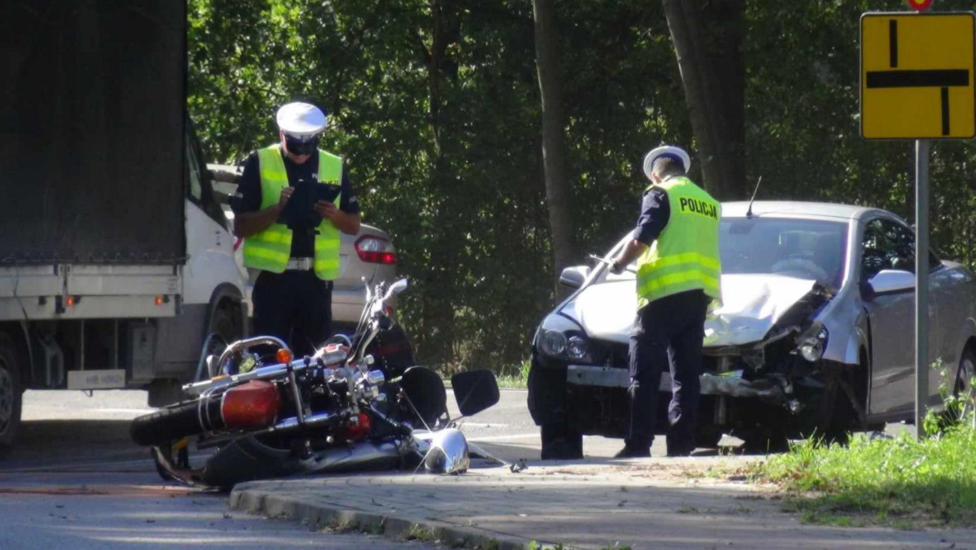 Koszmar na skrzyżowaniu w Sowiej Woli. Motocyklista przeleciał nad samochodem i gruchnął o asfalt. Zginął na miejscu