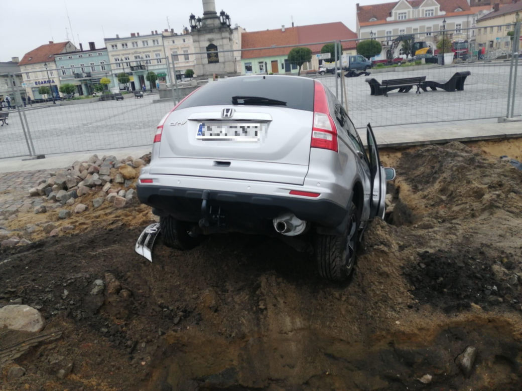 Samochód wpadł do wykopu na rynku w Gostyniu