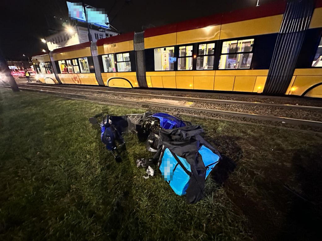 Wjechał skuterem w tramwaj! Poważny wypadek dostawcy jedzenia 