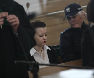 KATARZYNA WAŚNIEWSKA W SĄDZIE - ZDJĘCIA. NABURMUSZONA WAŚNIEWSKA NA SALI SĄDOWEJ