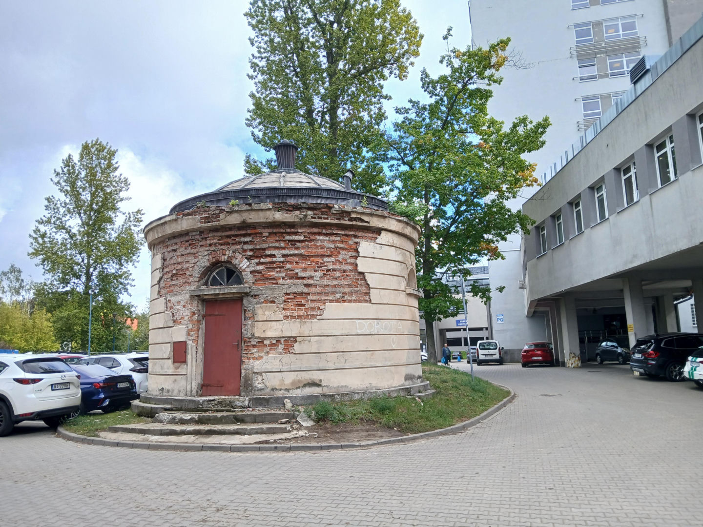 Zabytkowa rotunda na terenie szpitala MSWiA w Warszawie