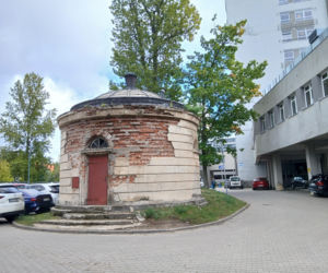 Zabytkowa rotunda na terenie szpitala MSWiA w Warszawie