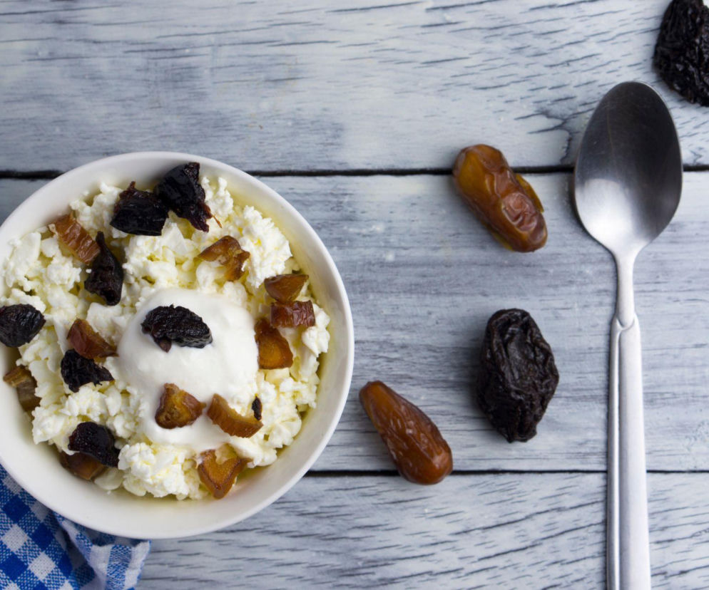 Twarożek waniliowy z bakaliami – słodkie, pożywne śniadanie gotowe w 5 minut