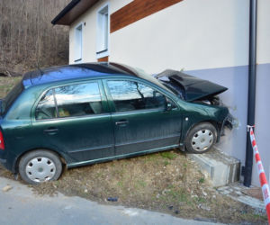Tragiczny wypadek na Podkarpaciu. Samochód uderzył w budynek mieszkalny