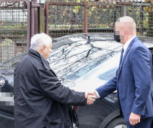Kaczyński chodzi bez maseczki