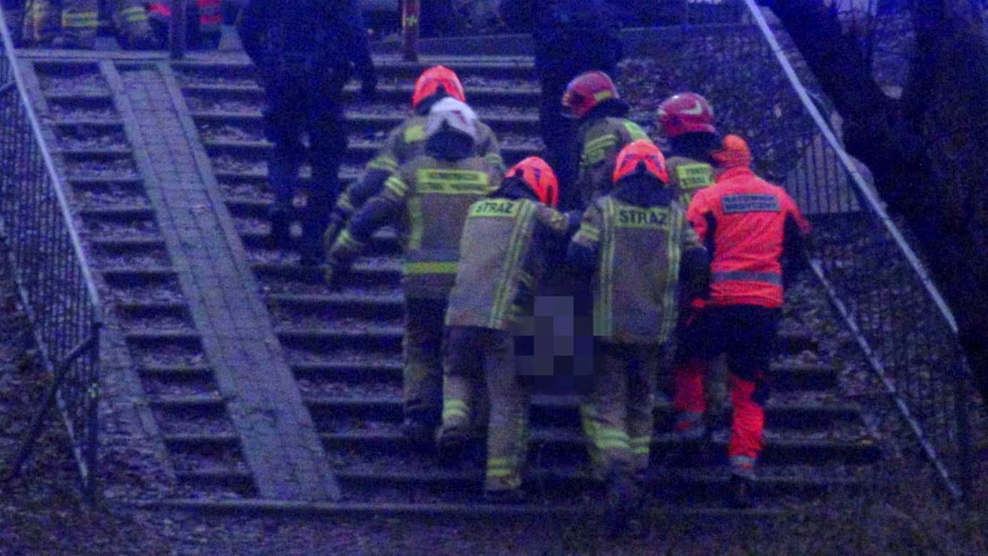 Koszmarny wypadek pod Warszawą. Taksówka owinęła się o drzewo. Kierowca cudem uszedł z życiem!