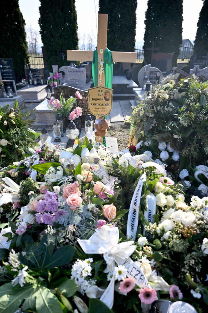 Morze kwiatów na grobie Jagody Gancarek. Tak wygląda tydzień po pogrzebie