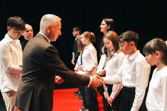 Najzdolniejsi uczniowie odebrali stypendia Prezydenta Miasta Siedlce