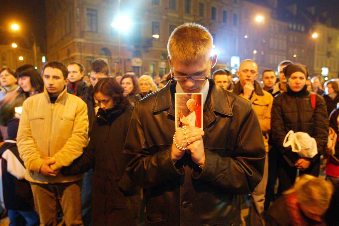 Wierni zgromadzeni przed warszawskim kościołem św. Anny po śmierci papieża Jana Pawła II