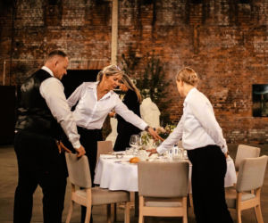 Polska rodzina serwowała obiad królowi Szwecji na polskiej zastawie i ręcznie wyszytych obrusach z Polski!