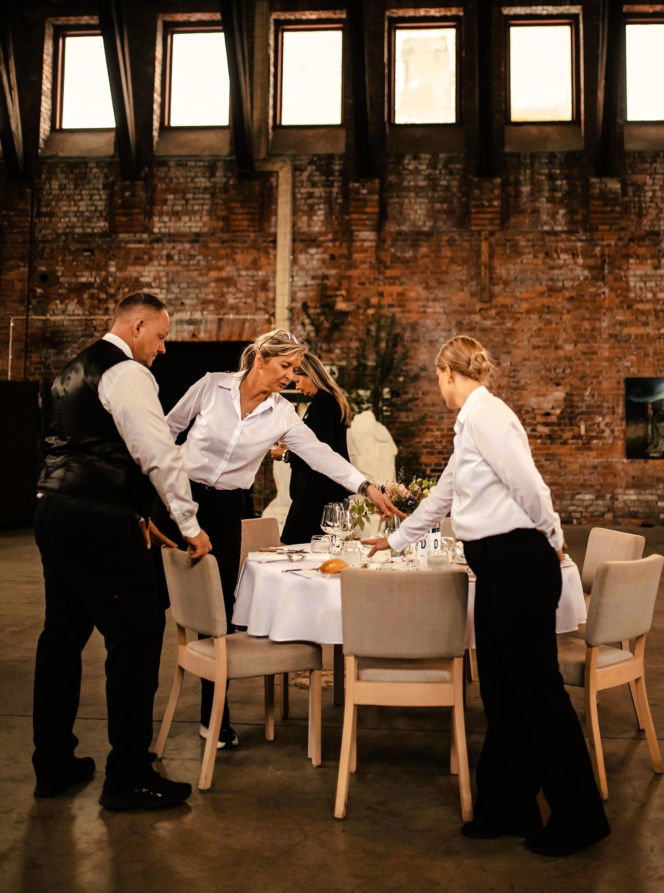 Polska rodzina serwowała obiad królowi Szwecji na polskiej zastawie i ręcznie wyszytych obrusach z Polski!